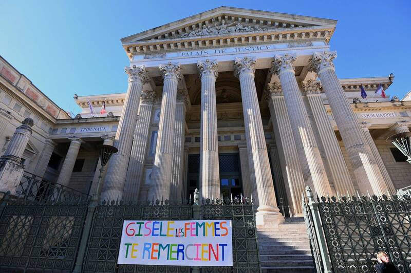 支持者在法国法院外挂布条，向毕立可案受害妻子致敬。（路透档案照）