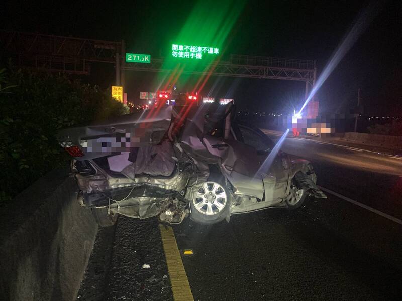 何姓男子驾驶轿车行驶在国道1号北向271.3公里撞到狗尸后失控撞击护栏后被追撞，车子严重变形。（民众提供）