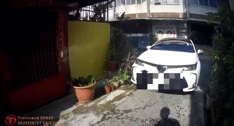 警方驱离冯男违停在娘家门口车辆。（民众提供）