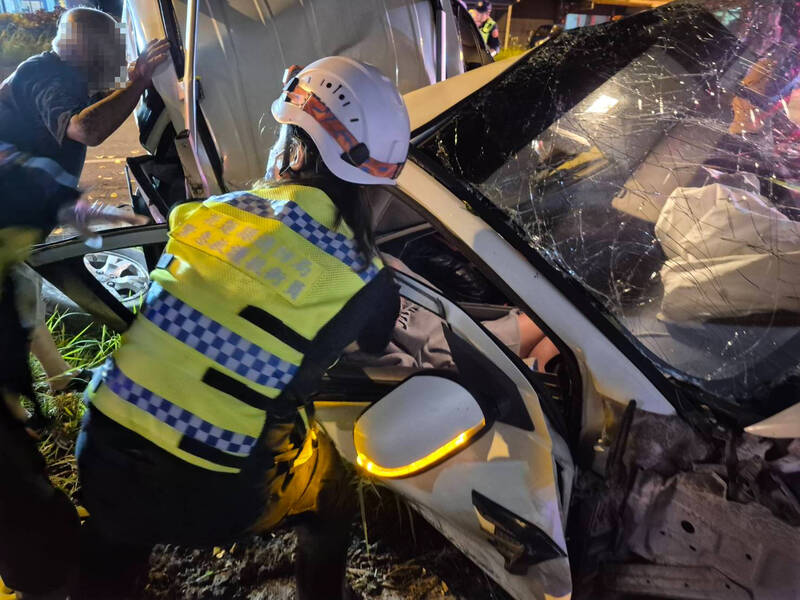 消防人员抢救受困车内人员。（花莲县消防局提供）