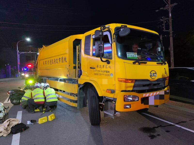 垃圾车与骑机车罗姓妇人发生碰撞，妇人送医抢救。（记者周敏鸿翻摄）