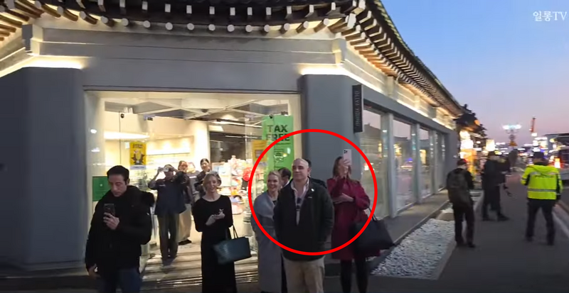 李威特与马丁站在庆州街头观看示威游行，马丁更拿出手机拍摄记录。（撷取自일롱 머스크/YT）