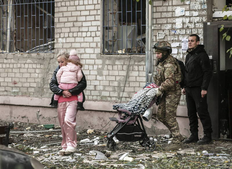 俄军轰炸乌克兰，乌克兰东南部大城札波罗热传出2死17伤。（欧新社）