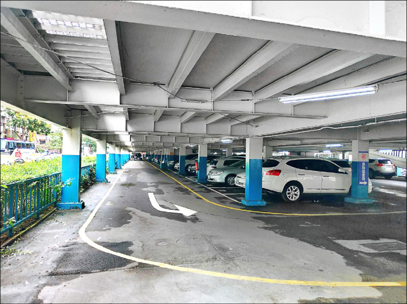 沒位子停還要繳錢 議員促北市停車場設緩衝期