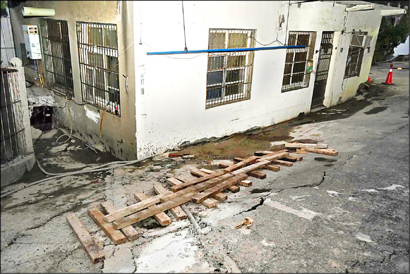 竹市東大路挖地下室 路陷屋斜撤離33人