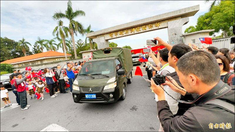 永康居民歡送砲校官兵 關廟民眾 揮舞國旗熱迎