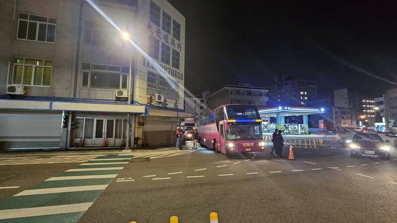 轉角撞到遮雨棚! 馬公市區遊覽車卡「柱」動彈不得