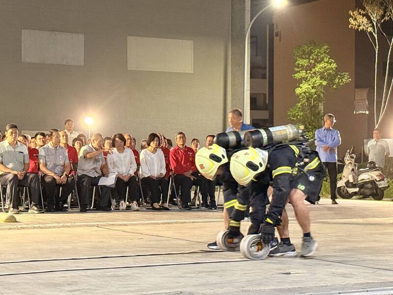 嘉市義勇消防總隊出征全國義消體技能交流 黃敏惠授旗勉勵