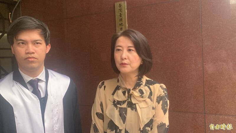 國民黨立委王鴻薇(圖右)與律師柯晨晧(左)。(資料照) 國民黨立委王鴻薇(圖右)與律師柯晨晧(左)。(資料照)