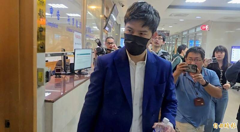 律師柯晨晧今上午10時50分赴北檢作證時並未受訪。(記者王定傳攝) 律師柯晨晧今上午10時50分赴北檢作證時並未受訪。(記者王定傳攝)