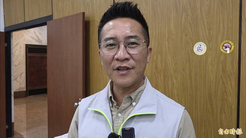 花蓮縣議員胡仁順批評,縣府對網友喊告是本末倒置。(記者花孟璟攝) 花蓮縣議員胡仁順批評,縣府對網友喊告是本末倒置。(記者花孟璟攝)