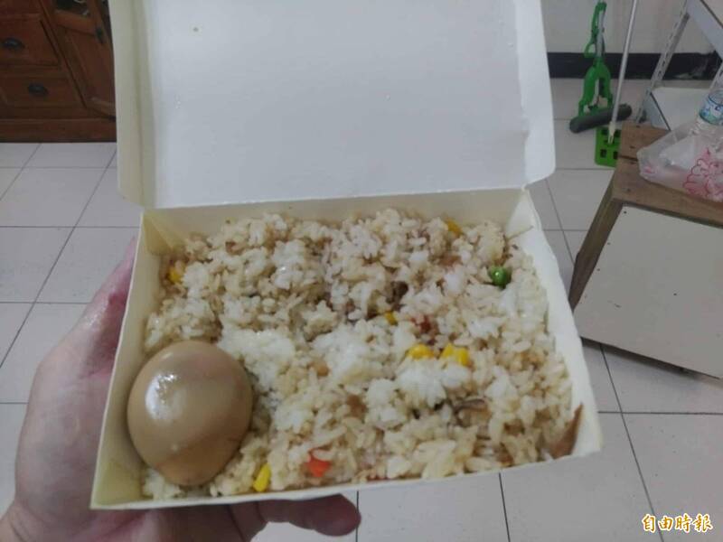 受災民眾找村長拿到的縣府便當,災民說,看起來就像油拌飯也不是炒飯,配一個滷蛋,這個便當能有多少成本?當天很多人可以作證!(災民提供) 受災民眾找村長拿到的縣府便當,災民說,看起來就像油拌飯也不是炒飯,配一個滷蛋,這個便當能有多少成本?當天很多人可以作證!(災民提供)