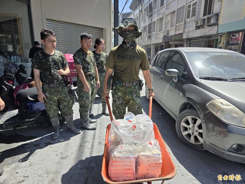 義煮團提供便當給國軍。(記者花孟璟攝) 義煮團提供便當給國軍。(記者花孟璟攝)