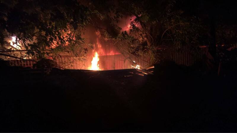 社子岛废弃工厂起火。（记者王冠仁翻摄）