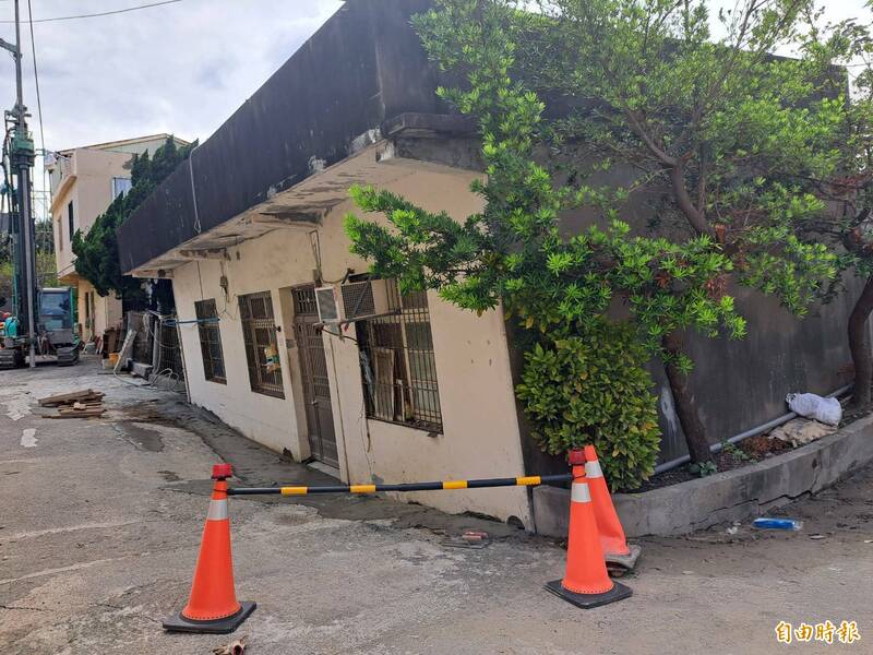 新竹市东大路四段富宇建设天阔建案地下室开挖导致邻近民宅倾斜，今天持续低压灌浆抢险。（记者洪美秀摄）