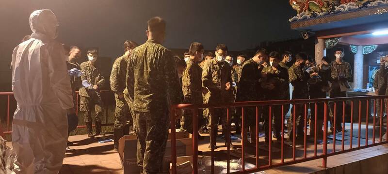 國防部昨深夜派30名化學兵抵達台中梧棲案場協助清潔。(農業部提供) 國防部昨深夜派30名化學兵抵達台中梧棲案場協助清潔。(農業部提供)