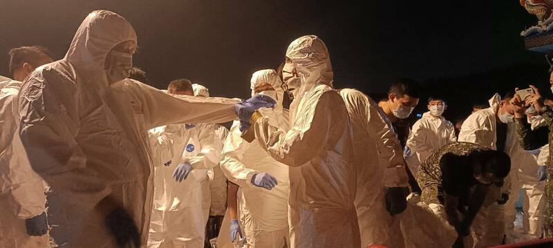 30名化學兵展開著裝與行前說明。(農業部提供) 30名化學兵展開著裝與行前說明。(農業部提供)