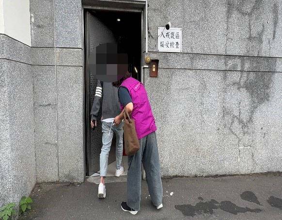 陈姓男子（图左）欠税还隐匿处分财产，法务部行政执行署新北分署将他声请管收获准。（新北分署提供）