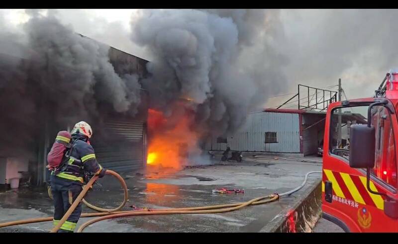 淡水一处铁皮工厂发生大火，消防人员灌救中。（记者徐圣伦翻摄）