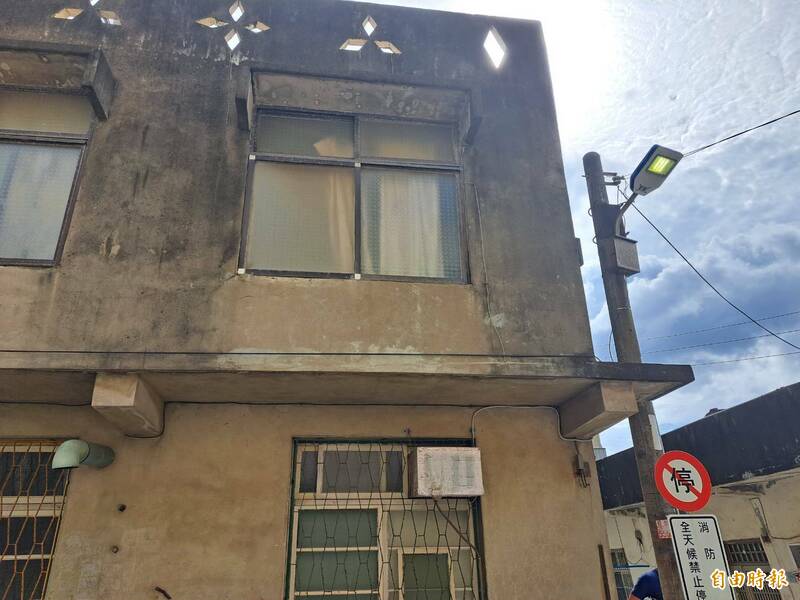 新竹市东大路因建商开挖地下室造成民宅倾斜及损害，住户紧急撤离。（记者洪美秀摄）