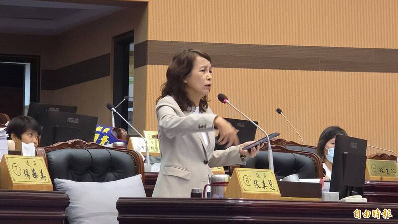 花蓮縣議員張美慧批評,該撤離時縣長不重視,人跑去韓國,推觀光比救災重要。(記者花孟璟攝) 花蓮縣議員張美慧批評,該撤離時縣長不重視,人跑去韓國,推觀光比救災重要。(記者花孟璟攝)