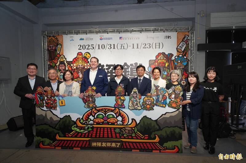 「解鎖！防災神隊友」互動展覽今早舉辦開幕儀式，高雄市長陳其邁（左5）、中山大學校長李志鵬（右5）等貴賓出席參與。（記者許麗娟攝）