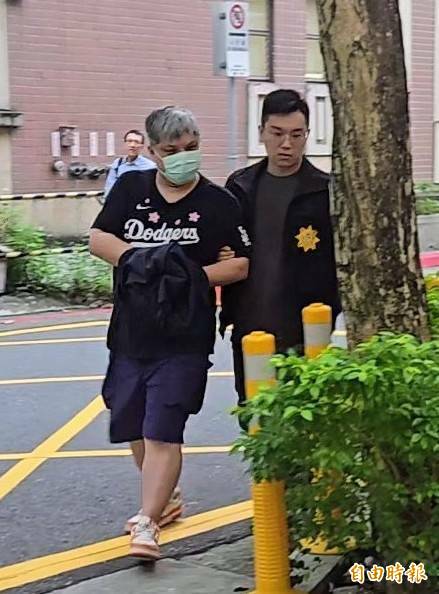 全台最大黄牛业者主嫌刘旻岳（图左），被起诉后涉另起炉灶，今日被捕。（记者王定传摄）