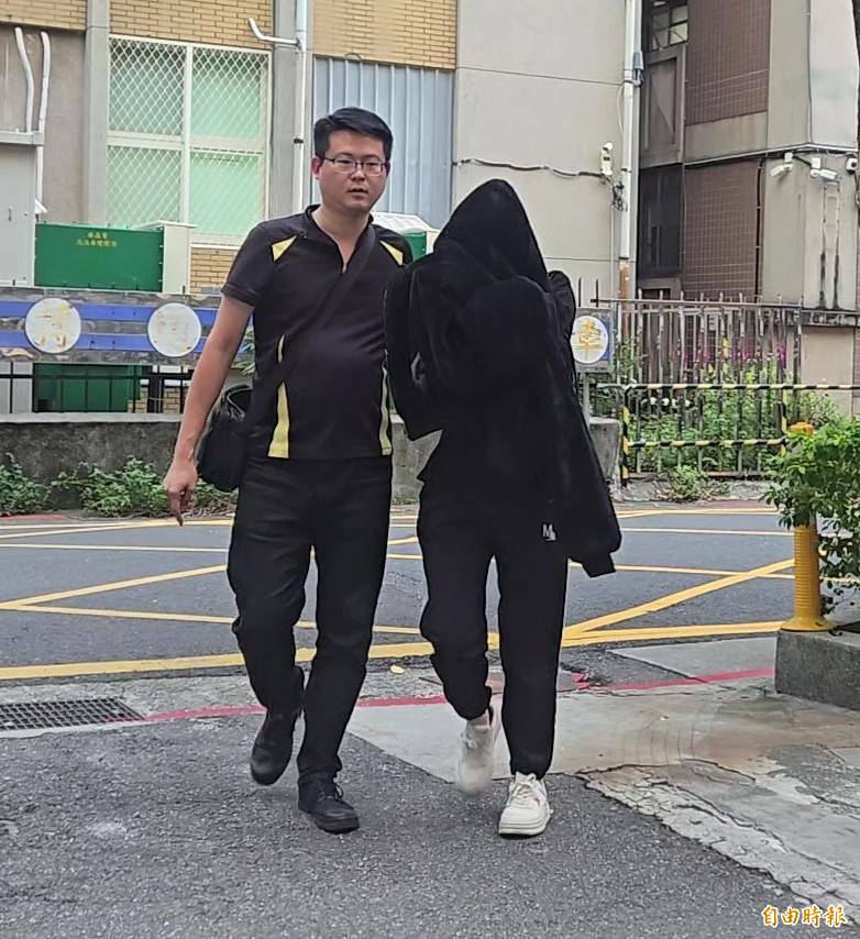 全台最大黄牛业者主嫌刘旻岳的妻子张依萍（图右），被起诉后涉另起炉灶，今日被捕。（记者王定传摄）