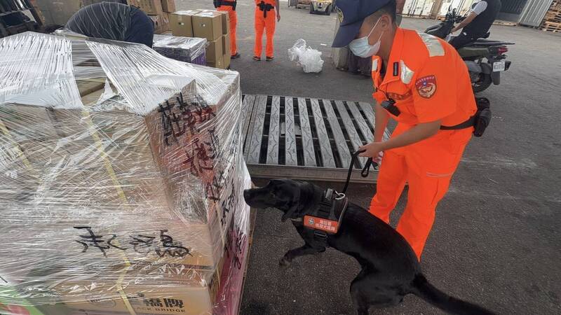 海巡署金馬澎分署為防杜公告禁止豬肉及各項肉製品在國內島際串流,已要求所屬全方位就「貨、船、人、郵」加強相關安檢及拆檢作業。(記者陸運鋒翻攝) 海巡署金馬澎分署為防杜公告禁止豬肉及各項肉製品在國內島際串流,已要求所屬全方位就「貨、船、人、郵」加強相關安檢及拆檢作業。(記者陸運鋒翻攝)