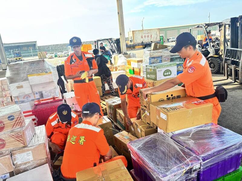 海巡人員針對離島地區返台航線的船舶、貨物、旅客行李及郵包等,全面提升安檢及人工拆檢率。(記者陸運鋒翻攝) 海巡人員針對離島地區返台航線的船舶、貨物、旅客行李及郵包等,全面提升安檢及人工拆檢率。(記者陸運鋒翻攝)
