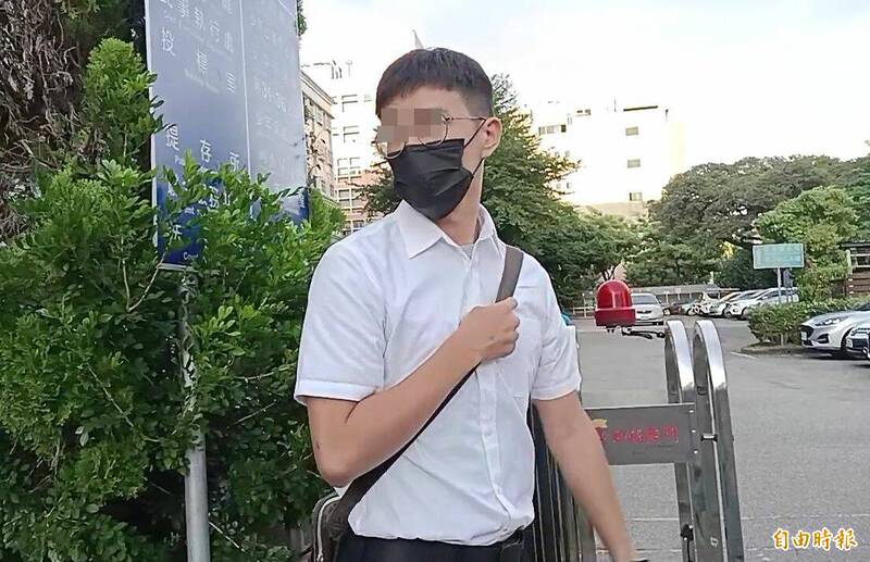 前高雄市调处刘姓调查员，去年帮诈团当「收簿手」遭起诉，今天出庭时改口认罪，不过对于媒体询问不发一语。（记者陈建志摄）