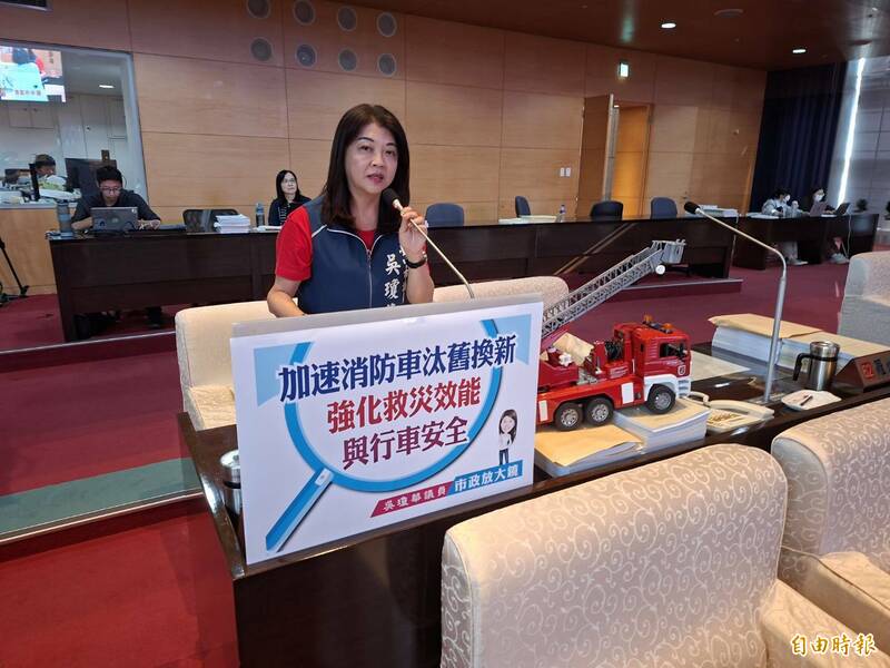 台中市议员吴琼华质询云梯消防车是否有增加？（记者苏金凤摄）