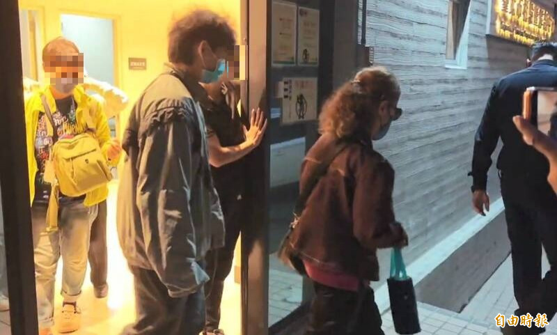 曾母及胞兄等家屬不發一語離去。(記者陸運鋒攝) 曾母及胞兄等家屬不發一語離去。(記者陸運鋒攝)