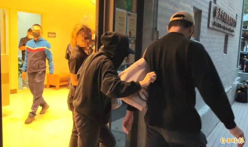 陳男母親及親友家屬離去時不發一語。(記者陸運鋒攝) 陳男母親及親友家屬離去時不發一語。(記者陸運鋒攝)