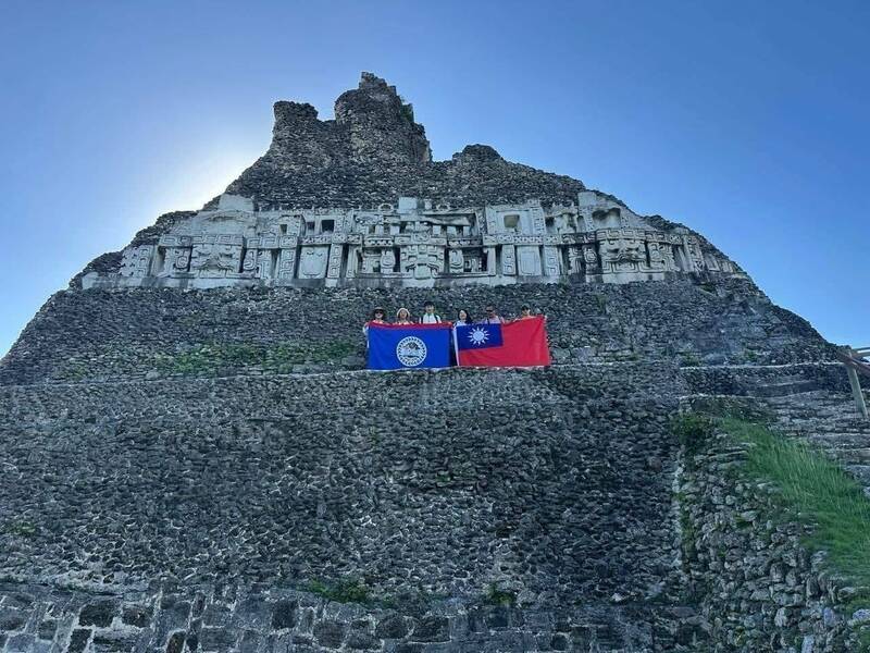 馬雅遺址飄我國旗！12家旅遊業者組「觀光踩線團」 深度探訪友邦絕世美景