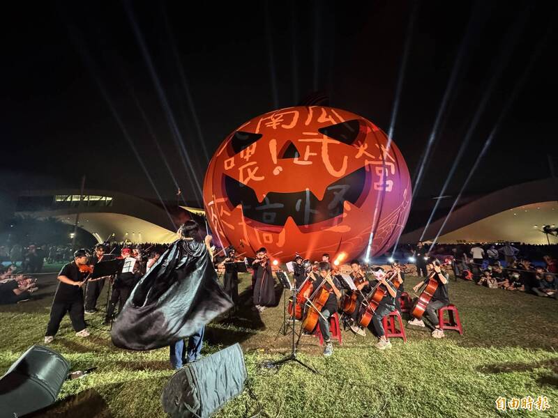 鳳翔國小弦樂團學生為高雄萬聖節巨型南瓜點燈進行演出。(記者許麗娟攝) 鳳翔國小弦樂團學生為高雄萬聖節巨型南瓜點燈進行演出。(記者許麗娟攝)