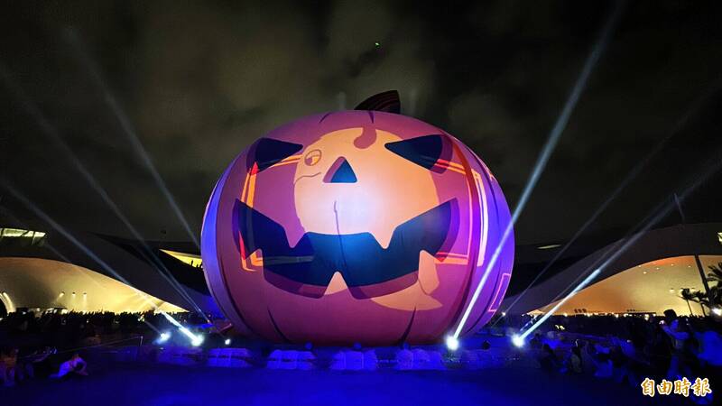 今年的大南瓜燈光秀搭配2套動畫演出。(記者許麗娟攝) 今年的大南瓜燈光秀搭配2套動畫演出。(記者許麗娟攝)