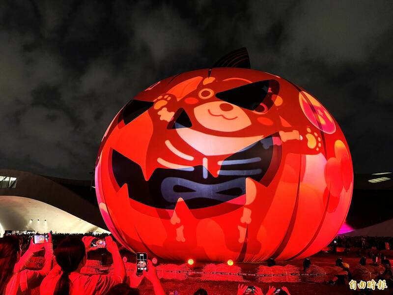 高雄熊的萬聖節版相當賣萌。(記者許麗娟攝) 高雄熊的萬聖節版相當賣萌。(記者許麗娟攝)