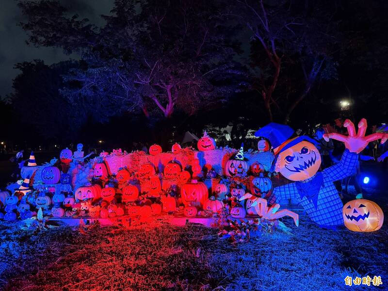 衛武營戶外廣場也有萬聖節裝置供拍照打卡。(記者許麗娟攝) 衛武營戶外廣場也有萬聖節裝置供拍照打卡。(記者許麗娟攝)