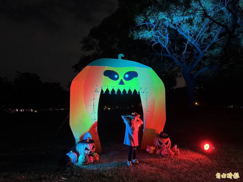 衛武營戶外廣場也有萬聖節裝置供拍照打卡。(記者許麗娟攝) 衛武營戶外廣場也有萬聖節裝置供拍照打卡。(記者許麗娟攝)