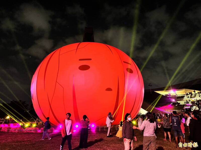 22米高大南瓜不時出現萌樣。(記者許麗娟攝) 22米高大南瓜不時出現萌樣。(記者許麗娟攝)