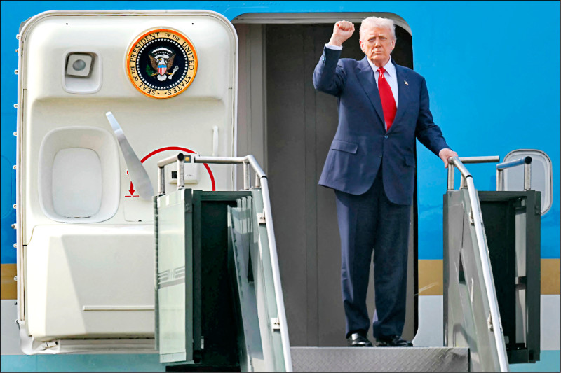 川習會一結束，川普隨即搭上空軍一號啟程返美。他宣稱川習會獲得巨大成功。（法新社）