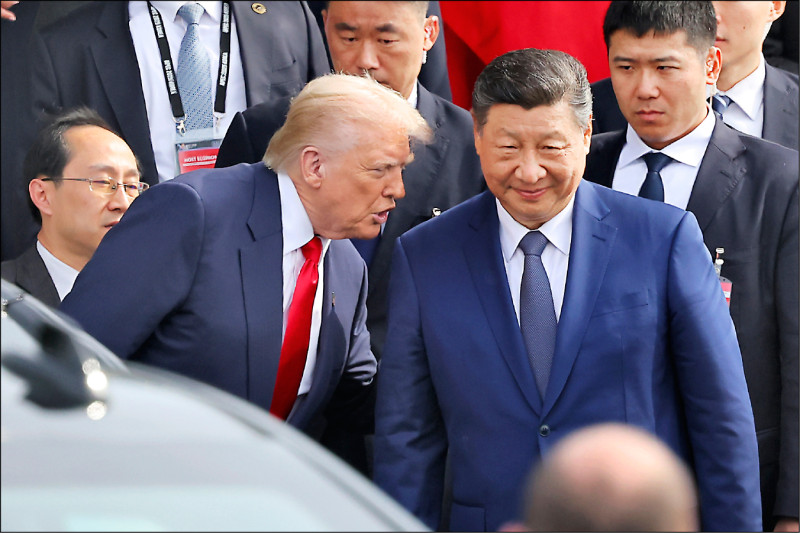 川習會結束後，美國總統川普一路陪同習近平離開會場，並在他搭上專車前於習身旁耳語。（歐新社）