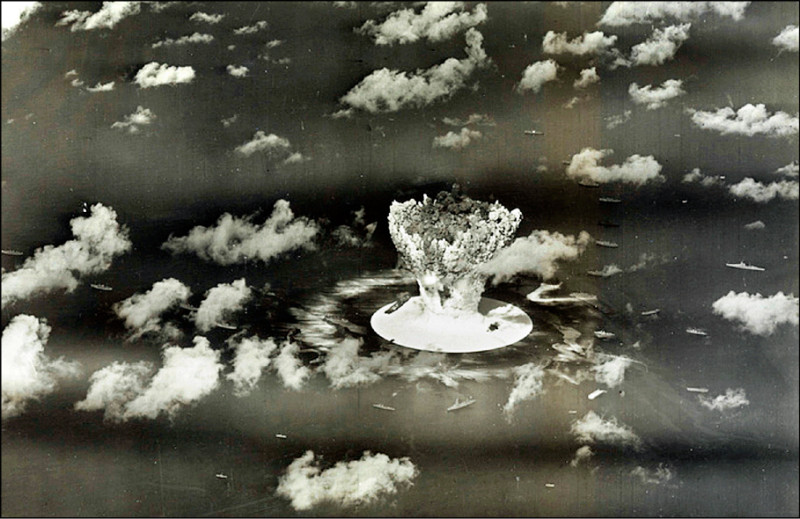 美國於一九四六年在比基尼環礁進行代號為「十字路口行動」的水下與空中核子試爆的檔案照。（路透）