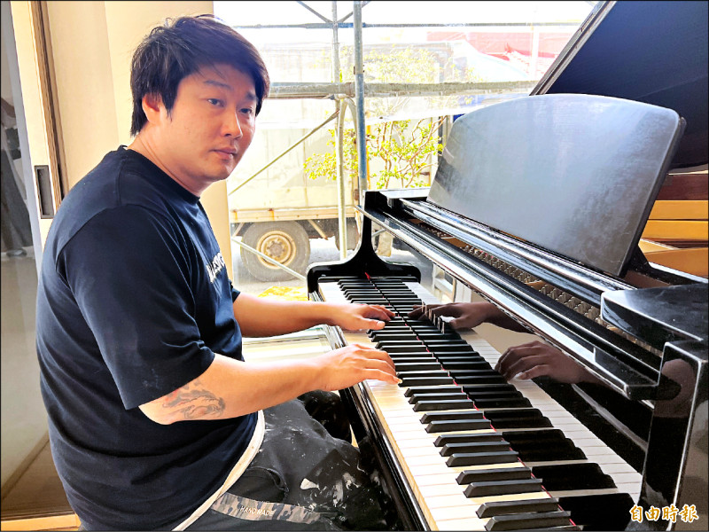 油漆師自學鋼琴名曲 彈給阿嬤聽