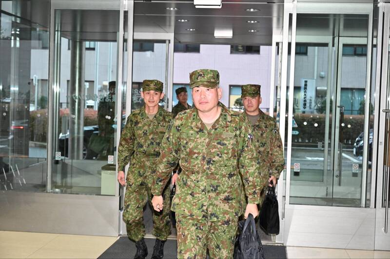 日本防卫大臣小泉进次郎派出的熊害对策联络官军阶引起网路热议。（图撷取自@shinjirokoiz社群平台「X」）