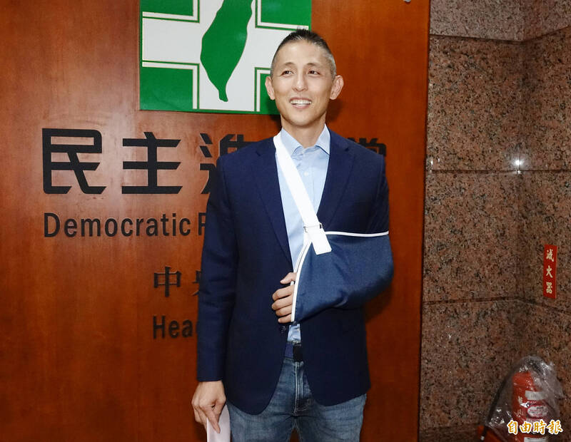 吳怡農今前往民進黨中央黨部遞交台北市長參選意願表。(記者田裕華攝) 吳怡農今前往民進黨中央黨部遞交台北市長參選意願表。(記者田裕華攝)