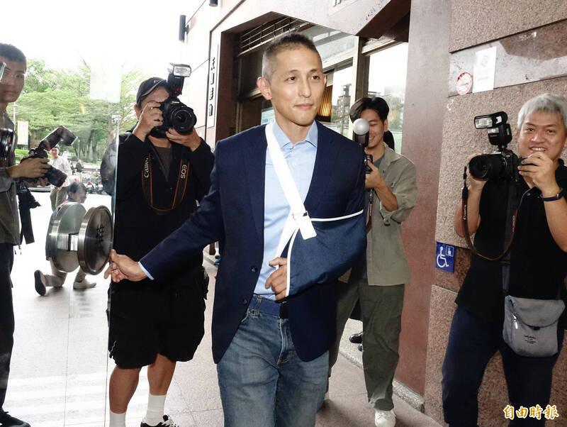 吳怡農今負傷前往民進黨中央黨部遞交台北市長參選意願表。(記者田裕華攝) 吳怡農今負傷前往民進黨中央黨部遞交台北市長參選意願表。(記者田裕華攝)