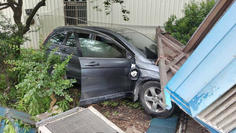 31岁越南籍男子NGUYEN VIET酒后肇事，还躲在草丛撞倒槟榔摊。（警方提供）