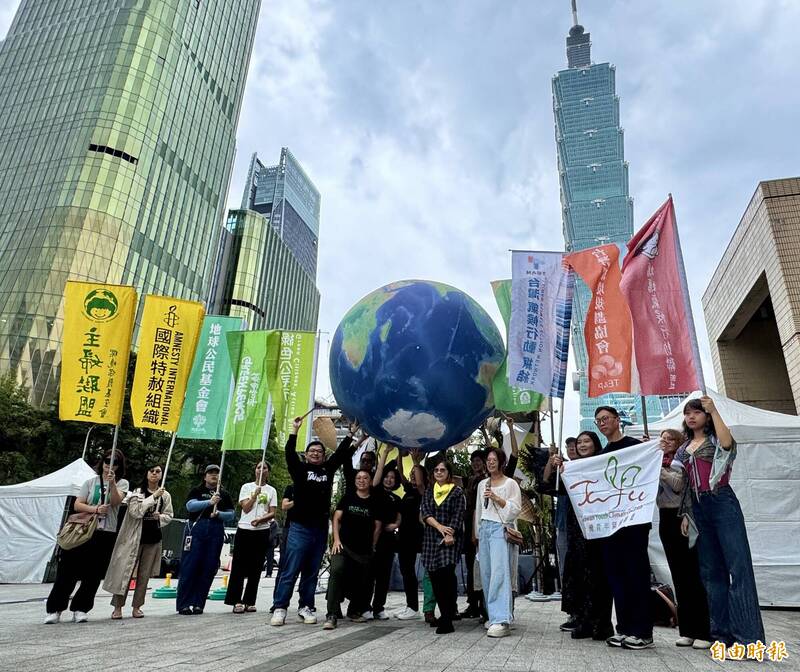 低碳遊行無宣傳車、用回收紙板手牌 上百民團提3訴求打造韌性台灣